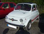 Fiat Abarth 595. Die Geschichte dieses kleinen, aber leistungsstarken Modelles, begann mit der Vorstellung des Fiat 500. Der Fiat 500 überzeugte den gebürtigen Wiener Carlo Abarth derart, dass er mit entsprechenden Modifikationen zu einem noch schnelleren und spezielleren Auto werden würde. So entstand  step by step  der 595´er. Zwischen 1965 und 1971 verließen etliche, modifizierte, Cinquecento die Werkshallen von Abarth. Durch Erhöhung des Hubraumes auf 595 cm³, einen Solex-Vergaser vom Typ C28 und eine entsprechende Auspuffanlage konnte dem  Kampfzwerg  eine Leistung von 32 PS abgerungen werden. Angeblich sollen 130 km/h an Höchstgeschwindigkeit möglich gewesen sein. 10. Oldtimertreffen des AMC Duisburg am 25.08.2024 am LaPaDu Duisburg.