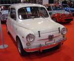 Fiat Abarth 850TC. Im Februar 1961 stellte der gebürtige Wiener Carlo Abarth (*1908 +1979) die wahrscheinlich gelungenste Kreation seiner Karriere vor. Ausgehend vom Fiat 600D  Seicento , der mit einem, im Heck verbauten, Vierzylinderreihenmotor mit einem Hubraum von 767 cm3 ausgerüstet ist, bringt er die Bohrung auf 62,5 und den Hub auf 69 mm und erhöht somit den Hubraum auf 847 cm³. Mit den neuen Kolben steigt auch das Verdichtungsverhältnis auf 9,2:1. Außerdem wurde eine andere Nockenwelle, ein 32´er Solex-Vergaser, ein größerer Luftfilter, eine verstärkte Kurbelwelle und ein Sportauspuff eingebaut. Dadurch erhöht sich die Leistung auf 52 PS bei 5800 U/min. Das so umgebaute Fahrzeug erreicht eine Geschwindigkeit von 140 km/h. Daher erhielt der Wagen auch noch Scheibenbremsen an den Vorderrädern. Durch die Abwandlung eines harmlosen Familienautos in einen wendigen, leichten und spritzigen Rennboliden schaffte Carlo Abarth einen perfekten Sportwagen für den  Hausgebrauch , nämlich den gezeigten Abarth 850 TC. Die Bedeutung für TC lautet, T urismo C ompetizione. Essen Motor Show am 04.12.2024.