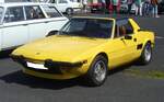 Fiat X 1/9, produziert von 1972 bis 1988. Das Modell X 1/9 basierte auf der Plattform des Fiat 128, war aber mit einem Mittelmotor bestückt. Hier wurde ein X 1/9 der ersten, auch A Serie genannt, abgelichtet. Der quer eingebaute Vierzylinderreihenmotor hat einen Hubraum von 1290 cm³ und leistete in den Jahren von 1972 bis 1974 75 PS. In den Jahren von 1974 bis 1978 noch 73 PS.  Forza Italia  = Oldtimertreffen für italienische Fahrzeuge am 30.05.2024 an Mo´s Bikertreff in Krefeld.