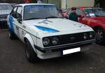 Ford Escort MK2 RS 2000. Der RS 2000 stand als  Hochleistungs-Tourenwagen  ab Herbst 1975 bei den Ford Händlern und blieb bis zum Erscheinen des Escort MK3, im September 1980 im Verkaufsprogramm von Ford. Der 1.993 cm³ große Vierzylinderreihenmotor leistet 110 PS. Der abgelichtete RS 2000 ist allerdings sportlicher aufgebaut (Felgen mit Kotflügelverbreiterungen, Überrollbügel, Ölumlaufkühler etc.) und dürfte daher eine höhere Motorleistung haben. Oldtimertreffen beim Theater an der Niebu(h)rg am 20.10.2024 in Oberhausen/Rhld.