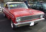 Ford Falcon Futura Convertible aus dem Modelljahr 1964 im Farbton rangoon red.