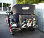 Heckansicht eines Ford Model A in der Karosserieversion Touring und im Farbton niagara dark blue aus dem Jahr 1928.