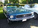 Ford Mustang Convertible des Modelljahres 1967. Über das  Pony  ist schon derart viel geschrieben worden, das ich mich lediglich darauf beschränke zu schreiben, das der Wagen im Farbton acapulco blue lackiert ist. Oldtimertreffen an der Burgruine in Essen-Burgaltendorf am 26.05.2024.