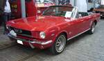 Ford Mustang 1 Convertible aus dem Modelljahr 1966 im Farbton rangoon red. Allein im Jahr 1966 verkaufte Ford 607.568 Mustang Fahrzeuge. Der Kunde konnte in diesem Modelljahr zwischen 23 verschiedenen Lackierungen wählen. Dieser Mustang Convertible hat einen V8-Motor mit einem Hubraum von 289 cui (4735 cm³) und leistet 210 PS. 16. Oldtimer-Festival an der  Alten Dreherei  in Mülheim an der Ruhr am 15.06.2024.