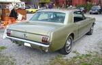 Heckansicht eines Ford Mustang 1 Hardtop Coupe aus dem Jahr 1964.