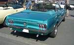 Heckansicht eines Ford Mustang 1 Convertible aus dem Jahr 1967.