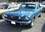 Ford Mustang 1 Hardtop Coupe des Modelljahres 1966 im Farbton sapphire blue.