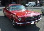 1964´er Ford Mustang in der Karosserievariante Hardtop Coupe, im relativ häufig bestellten Farbton candy apple red. Der V8-Motor dieses  Ponys  hat einen Hubraum von 289 cui (4736 cm³) und leistet 203 PS. Die Höchstgeschwindigkeit lag, je nach gewähltem Getriebe, zwischen 175 km/h und 185 km/h. Oldtimer-Revival auf dem Gelände der Kokerei Zollverein in Essen am 28.07.2024.