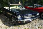 Ford Mustang 1 Convertible aus dem Modelljahr 1965 im Farbton caspian blue.