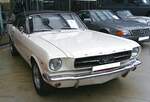 Ford Mustang 1 Convertible aus dem Modelljahr 1965 im Farbton american white.