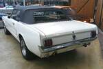 Heckansicht eines Ford Mustang 1 Convertible im Farbton american white aus dem Jahr 1965.