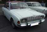 Ford Taunus P5 aus dem Jahr 1965 in der Karosserieversion zweitürige Limousine und der Farbkombination weiß65/rot65. Gebaut wurde das Modell von 1964 bis 1967. Man unterscheidet die Modelle 17M und 20M. Das M steht, wie immer bei Ford, für Meisterstück. Die 17M Modelle waren mit einem V4-Motor mit wahlweise 1.5l und 1.7l Hubraum motorisiert. Die 20M Modelle hatten hingegen einen V6-Motor mit einem Hubraum von 1.998 cm³, der 85PS und als 20M TS gar 90 PS leistete. Oldtimertreffen an Mo´s Bikertreff in Krefeld am 10.11.2024.