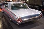 Heckansicht eines Ford Thunderbird Hardtop Coupe des Modelljahres 1962 im Farbton silver mink.