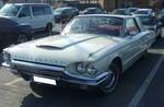 Ford Thunderbird Hardtop Coupe im Farbton wimbledon white des Modelljahres 1964.