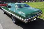 Heckansicht eines Ford Gran Torino Coupe des Modelljahres 1972 im Farbton medium lime.