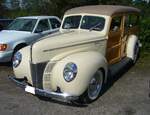 Ford 40B DeLuxe Station Wagon aus dem Jahr 1940. Für ein solches Kombimodell im  Woody-Look  musste der Kunde im Jahr 1940 mindestens US$ 947,00 auf den Tresen des Ford-Dealers legen. Der  Woody  ist im Farbton sahara tan lackiert. Standardmotorisierung war ein V8-Motor mit einer Leistung von 60 PS. 10. Oldtimertreffen des AMC Duisburg am 25.08.2024 am LaPaDu Duisburg.