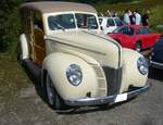 Ford 40B DeLuxe Station Wagon aus dem Jahr 1940. Für ein solches Kombimodell im  Woody-Look  musste der Kunde im Jahr 1940 mindestens US$ 947,00 auf den Tresen des Ford-Dealers legen. Der  Woody  ist im Farbton sahara tan lackiert. Standardmotorisierung war ein V8-Motor mit einer Leistung von 60 PS. 10. Oldtimertreffen des AMC Duisburg am 25.08.2024 am LaPaDu Duisburg.