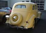 Heckansicht eines Ford Model 48 V8 Fordoor Sedan DeLuxe im Farbton tacoma cream aus dem Jahr 1935.