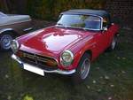 Honda S 800 Cabriolet. 1967-1971. Der S 800 wurde auf dem Pariser Salon 1966 vorgestellt und stand ab Frühjahr 1967 bei den Händlern. Der Vierzylinderreihenmotor hat einen Hubraum von 791 cm³ und leistet 70 PS. In Deutschland war das Cabriolet nur in den drei Farben rot, weiß und gelb erhältlich. Oldtimertreffen an der Niebu(h)rg in Oberhausen am 07.10.2018.