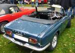 Heckansicht eines rechtsgelenkten Honda S 800 Cabriolet, gebaut in den Jahren von 1967 bis 1971. Das Modell war auch als geschlossenes Coupe lieferbar. Der S 800 wurde auf dem Pariser Salon des Jahres 1966 vorgestellt und stand ab Frühjahr 1967 bei den Händlern. Der Vierzylinderreihenmotor hat einen Hubraum von 791 cm³ und leistet 70 PS. In Deutschland war das Cabriolet nur in den drei Farben rot, weiß und gelb erhältlich. Insgesamt wurden ca. 11.500 Autos vom Typ S800 produziert (beide Karosserievarianten zusammen). Davon wurden ca. 7.200 Autos nach Europa exportiert. Oldtimertreffen beim Theater an der Niebu(h)rg am 20.10.2024 in Oberhausen/Rhld.