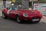 Jaguar E-Type I, BJ 1964, kommt am Endpunkt der Luxemburg Classic an.