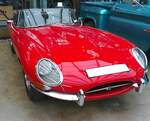 Jaguar E Type Series 2 Roadster im Farbton carmen red aus dem Jahr 1969. Produziert wurden die Series 2 Modelle von 1964 bis 1971. Der E Type wurde bereits 1961 vorgestellt. Anfangs wurde er noch vom 3.8l Sechszylinderreihenmotor aus dem Vorgängermodell XK 150 befeuert. Im Jahr 1964 wurde der Hubraum auf 4.235 cm³ aufgebohrt und die Series 2-Modelle waren geboren. Die Motorleistung blieb allerdings gleich. Lediglich das Drehmoment und die Vollgasfestigkeit veränderten sich. Ab Herbst 1971 wurde der bewährte Sechszylindermotor gegen einen V12-Motor ausgetauscht und das ganze nannte sich dann Jaguar E Type Series 3. Classic Remise Düsseldorf am 11.01.2025.