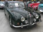 Jaguar MK2 2.4 Litre. Das Modell MK2 kam im Jahr 1959 auf den Markt. Im ersten Modelljahr waren die beiden Modelle 3.4 Litre und 3.8 Litre lieferbar. Bereits ein Jahr später rundete die Marke aus Coventry die Motorenpalette mit dem gezeigten 2.4 Litre nach unten ab. Der 2.4 Litre verkaufte sich von Anfang an recht gut und blieb bis 1969 im Programm, während die beiden anderen Modelle schon ein Jahr vorher eingestellt wurden. Der abgelichtete MK2 lief 1968 vom Band. Der Sechszylinderreihenmotor hat einen Hubraum von 2483 cm³ und leistet rund 120 PS. Classic Remise Düsseldorf am 11.01.2025.