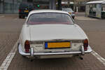 Heckansicht des Jaguar XJ 4,2; aufgenommen auf einem Parkplatz.