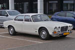 Jaguar XJ 4,2; aufgenommen auf einem Parkplatz.