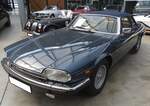 Jaguar XJS MK2 V12 Convertible aus dem Jahr 1989. Die Sportwagen Baureihe XJS wurde bereits im Jahr 1975 vorgestellt und in drei Baureihen (MK1 bis 1981, MK2 bis 1991 und MK3 bis Ende 1996) als Coupe und Cabriolet (Convertible) gebaut. Hier konnte ich ein MK2 Convertible im Farbton royalblue ablichten. Der V12 war das Spitzenmodell der XJS MK2-Baureihe. Wie aus der Typenbezeichnung schon ersichtlich, wird dieses klassische, britische, Auto von einem V12-Motor angetrieben. Dieser  Zwölfender  hat einen Hubraum von 5341 cm³ und leistet 264 PS. Classic Remise Düsseldorf am 17.09.2024.