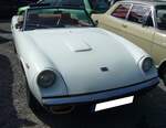 Jensen-Healey Roadster, gebaut von 1972 bis 1976. Dieses Modell sollte die Modellpalette der Marke Jensen nach unten abrunden. Es wurden knapp über 11.000 Autos dieses Typs produziert. Der Vierzylinderreihenmotor stammt aus dem Regal von Lotus, hat einen Hubraum von 1973 cm³ und leistet 144 PS. Der gezeigte Wagen ist im Farbton havanna white lackiert. Oldtimertreffen an der Bleibergquelle Velbert am 22.09.2024.