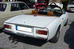 Heckansicht eines Jensen-Healey Roadster im Farbton havanna white.