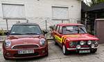 Mini New mini Hatch und ein Lada 1200 nebeneinander.