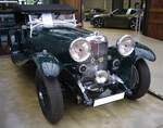 Lagonda M45 T7 Tourer aus dem Jahr 1934. Zwischen 1920, dem Todesjahr des Firmengründers Wilbur Gunn und dem Jahr 1935 als Alan Godd die ruinöse Firma Lagonda aufkaufte, war die Geschichte der Marke von ständigen Modell- und Motorenwechsel geprägt. Hier sehen wir einen M45 T7 Tourer aus dem Jahr 1934. Der Sechszylinderreihenmotor hat einen Hubraum von 4467 cm³ und leistet 140 PS. Angeblich soll dieser Lagonda heute noch eine Höchstgeschwindigkeit von 165 km/h erreichen. Classic Remise Düsseldorf am 01.11.2024.