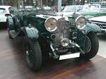 Lagonda M45 T7 Tourer aus dem Jahr 1934. Zwischen 1920, dem Todesjahr des Firmengründers Wilbur Gunn und dem Jahr 1935 als Alan Godd die ruinöse Firma Lagonda aufkaufte, war die Geschichte der Marke von ständigen Modell- und Motorenwechsel geprägt. Hier sehen wir einen M45 T7 Tourer aus dem Jahr 1934. Der Sechszylinderreihenmotor hat einen Hubraum von 4467 cm³ und leistet 140 PS. Angeblich soll dieser Lagonda heute noch eine Höchstgeschwindigkeit von 165 km/h erreichen. Laut Expose ist dieser Sport Tourer im Farbton solid green lackiert. Classic Remise Düsseldorf am 11.01.2025.