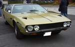 Lamborghini Espada. Zwischen 1968 und 1978 wurden 1.217 Autos dieses Typs in drei Serien produziert. Die Karosserie des viersitzigen GT-Sportwagens wurde bei Bertone in Turin hergestellt. Dieser, in oro metallisato lackierte Espada, dürfte einem frühen Baujahr zuzuordnen sein und gehört somit zur ersten Serie. Der V12-Motor leistet 325 PS aus einem Hubraum von 3929 cm³. Weltweit sollen noch 166 Espada´s existieren. Oldtimertreffen an Mo´s Bikertreff in Krefeld am 10.11.2024.