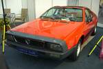 Lancia Beta Montecarlo im Farbton rosso capanelle. Auf dem Genfer Salon des Jahres 1975 präsentierte Lancia neben dem Beta HPE auch den Montecarlo. Ein zweisitziges Mittelmotor-Coupe mit Heckantrieb. Das Auto trat die Nachfolge des Fulvia Coupe an und basierte auf dem Modell Beta. Den Vierzylinderreihenmotor hatten die Techniker quer vor die Hinterachse gesetzt. Die meisten Modelle wurden mit dem 1995 cm³ Motor und einer Leistung von 120 PS ausgeliefert. Ab 1976 gab es das Modell auch mit dem 1300´er Motor aus dem Beta Coupe. Die 1300´er wurden fast ausschließlich in seinem Heimatland Italien verkauft. Techno Classica Essen am 06.04.2024.