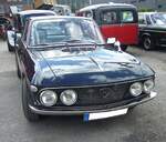 Frontansicht eines Lancia Fulvia Coupe 1.3S der Seria 1.. Zwei Jahre nach Vorstellung der Fulvia Berlina Limousine wurde 1965 auf dem Turiner Salon das sportliche Fulvia Coupe vorgestellt. Das Fulvia Coupe mit dem 1.3S-Motor kam dann 1968 auf den Markt. Von 1968 bis zur Einstellung dieser Motorenversion verkaufte Lancia 16.827 Autos dieses Typs. Der V4-Motor hat einen Hubraum von 1298 cm³ und leistet 92 PS. Die Höchstgeschwindigkeit gab Lancia mit 173 km/h an. Nach einer mir vorliegenden alten Farbkarte dürfte dieses Coupe im Farbton azzurro parioli lackiert sein. 16. Oldtimer-Festival an der  Alten Dreherei  in Mülheim an der Ruhr am 15.06.2024.