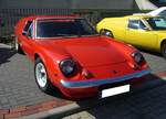 Lotus Europa Special 2. Der Lotus Europa wurde von 1965 bis 1975 mit verschiedenen Motorisierungen und leichten Facelifts produziert. Dieser  Europa  im Farbton regency red gehört zur so genannten Serie Special 2. Als Motorisierung wurde der Motor des Renault R16 als Mittelmotor verbaut. Dieser Vierzylinderreihenmotor hat einen Hubraum von 1585 cm³ und leistet 83 PS. Oldtimertreffen an der Bleibergquelle Velbert am 22.09.2024.