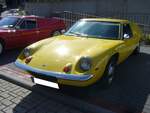 Lotus Europa S1 aus dem Jahr 1969. Der Lotus Europa wurde von 1965 bis 1975 mit verschiedenen Motorisierungen und leichten Facelifts produziert. Dieser  Europa  im Farbton lotus yellow gehört zur ersten Serie. Der als Mittelmotor verbaute Vierzylinderreihenmotor, entliehen aus dem Renault R16, hat in dieser Serie einen Hubraum von 1470 cm³ und leistet 78 PS. Oldtimertreffen an der Bleibergquelle Velbert am 22.09.2024.