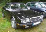 Maserati Biturbo Spider Zagato. Der gezeigte Biturbo Spider wurde erstmalig im Juli 1984 zugelassen. Er ist mit dem kleineren, der beiden lieferbaren V6-Motoren ausgestattet. Dieser  Sechsender  hat einen Hubraum von 1996 cm³ und leistet in der Vergaserversion 180 PS und in der Version mit Benzineinspritzung 188 PS. Die Höchstgeschwindigkeit wurde mit 205 km/h bzw. 210 km/h für die Einspritzversion angegeben. Oldtimertreffen beim Theater an der Niebu(h)rg am 20.10.2024 in Oberhausen/Rhld.