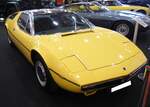 Maserati Bora 4.9 aus dem Jahr 1973. Produziert wurde das Modell von 1972 bis 1978. Der Bora war der erste Straßensportwagen aus Modena mit Mittelmotor. Wie bei Maserati damals üblich, war auch der Bora nach einem am Mittelmeer beheimateten Fallwind benannt. Der im Farbton giallo lackierte Wagen hat einen V8-Motor, der aus einem Hubraum von 4930 cm³ 332 PS leistet. Techno Classica Essen am 05.04.2024.
