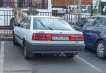 Rückansicht: 1992-er Mazda 626  GD  2.0 Diesel der vierten Generation. Foto: Dezember, 2021.