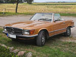 Anfang September 2024 war in Jarmen dieser Mercedes-Benz SL auf einem Parkplatz zu sehen.