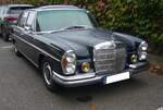 Mercedes Benz W109 300SEL 3.5, gebaut in den Jahren von 1969 bis 1972. Als Baureihe W108 250S wurde diese Karosserieform bereits 1965 vorgestellt. Im Laufe der Jahre kamen etliche Motorisierungsversion hinzu. Im September 1969 wurde der W109, das neue  Spitzenmodell  dieser Baureihe, vorgestellt. Es wurde sogar die Luftfederung vom W100 (600´er) übernommen. Der Grundpreis eines solchen Wagens lag bei seiner Markteinführung bei DM 31.025,00. Der V8-Motor hat einen Hubraum von 3499 cm³ und leistet 200 PS. Besucherparkplatz der Düsseldorfer Classic Remise am 01.11.2024.