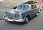 Mercedes Benz W111/2 220Sb der Modelljahre 1959 bis 1965. Für dieses Fahrzeug der automobilen Oberklasse musste man bei Modelleinführung mindestens DM 13.250,00 auf die Theke des Mercedes Benz Vertragspartner legen. Der Sechszylinderreihenmotor leistet 95 PS aus einem Hubraum von 2195 cm³. Oldtimer-Revival auf dem Gelände der Kokerei Zollverein in Essen am 28.07.2024.