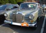 Mercedes Benz W110 200D, gebaut von Februar 1965 bis Februar 1968. Ein solcher 200D stand mit einem Grundpreis von DM 11.500,00 in den Preislisten der Händler. Der Vierzylinderreihendieselmotor hat einen Hubraum von 1988 cm³ und leistet 55 PS. Bei einem Verbrauch von 9 Litern Dieselkraftstoff auf 100 Kilometern, soll der 200D eine Höchstgeschwindigkeit von 130 km/h erreicht haben. 11. Saarner Oldtimer Cup am 01.09.2024 in Mülheim an der Ruhr-Saarn.