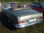 Heckansicht eines Mercedes Benz W111/3 220SEb Cabriolet aus dem Jahr 1962. 10. Oldtimertreffen des AMC Duisburg am 25.08.2024 am LaPaDu Duisburg.