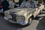 Mercedes Benz 220 SE Cabrio, darf nach sich der Ankunft auf dem Parkplatz bei der Luxemburg Classic ansehen.