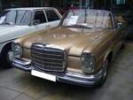 Mercedes Benz W111 E35/1 280SE 3.5 Cabriolet im Farbton champagnermetallic. Die Baureihe W111, auch große Heckflosse genannt, wurde im Februar 1961 vorgestellt. Im September 1969 ergänzte dann das Spitzenmodell 280SE 3.5 E35/1 als Coupe und Cabriolet die Produktpalette. Vom Cabriolet verkaufte Mercedes Benz bis zum Produktionsende im Jahr 1971 genau 1.232 Fahrzeuge. Ein solches Cabriolet war ab DM 34.025,00 zu haben. Unter der Motorhaube verrichtet ein V8-Motor seinen Dienst, der aus einem Hubraum von 3459 cm³ eine Leistung von 200 PS an die Hinterachse bringt. Classic Remise Düsseldorf am 01.11.2024.